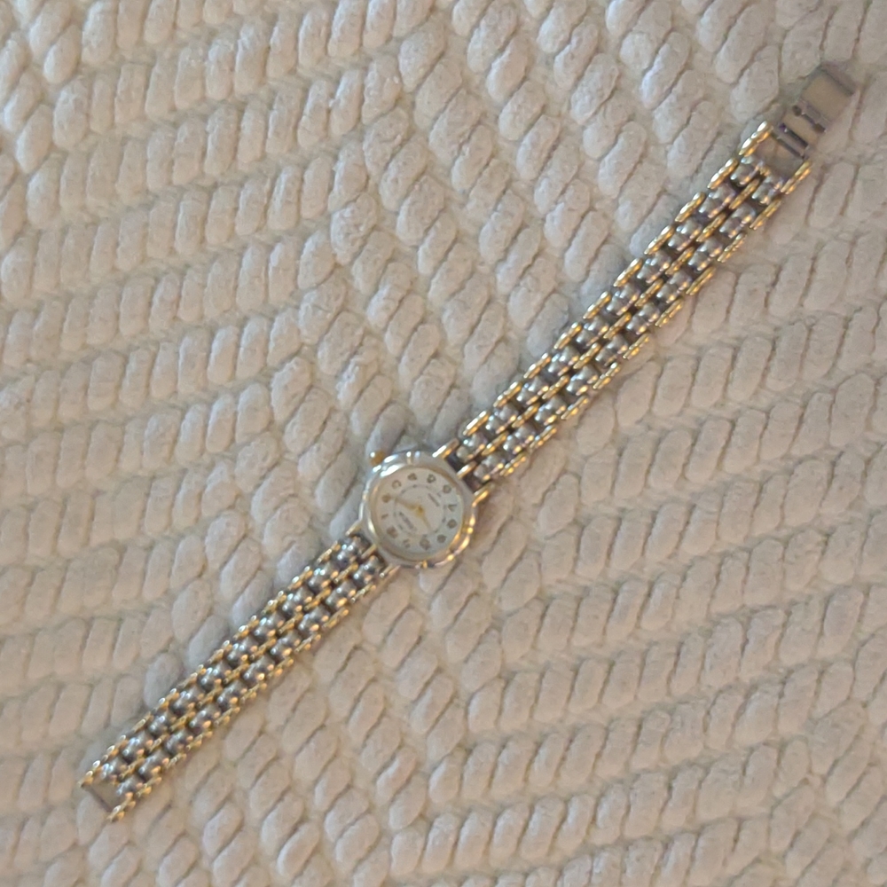 Vintage Geneva Gold & Silver Colored Watch - Picture 4 of 5